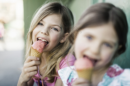 两个小女孩在吃冰淇淋图片