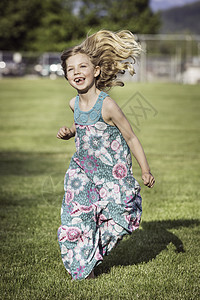 穿太阳裙跑步的女孩图片
