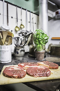 厨房切菜板上的生牛排图片