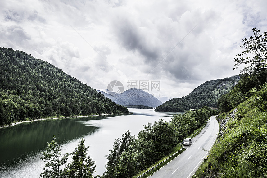 德国巴伐利亚Bad Tolz，河流和远处山脉的景色图片