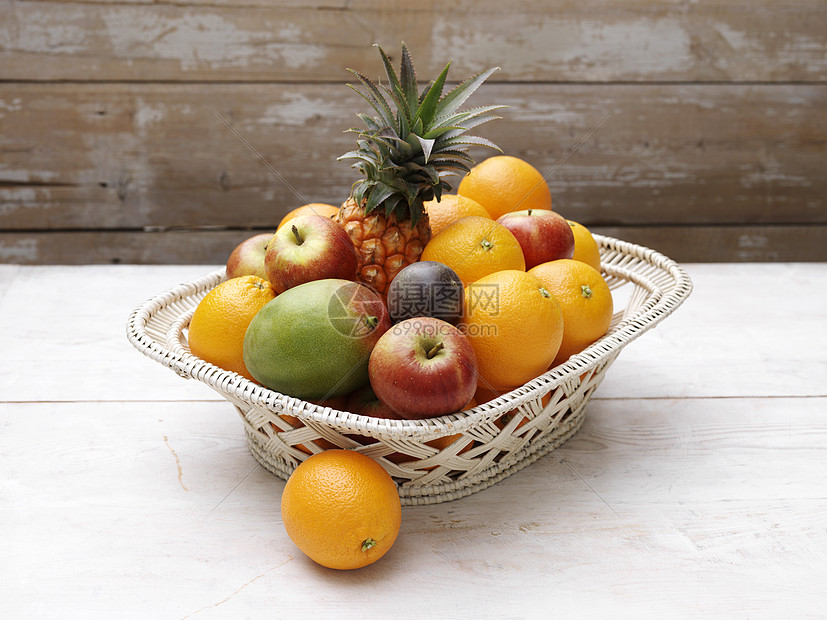 木桌上的一篮新鲜水果图片