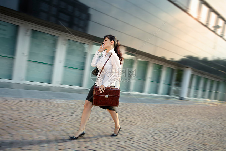 户外女商人图片