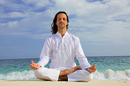 在热带海滩上冥想的人背景图片