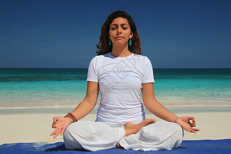 做瑜伽莲花姿势的年轻女子，天堂岛，拿骚，巴哈马背景图片