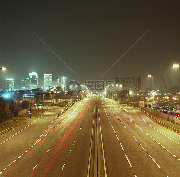 夜间通往城市景观的道路图片