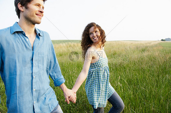 在麦田里散步的夫妇图片