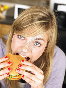 吃汉堡包的女人图片