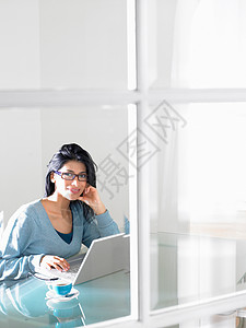 在电脑上工作的女人图片