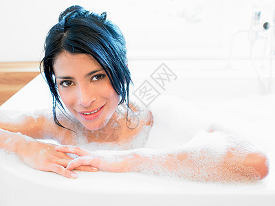 洗澡的女人微笑图片