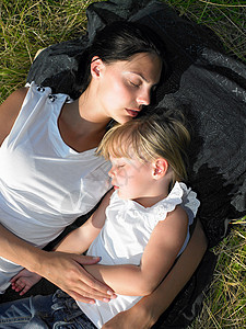 母亲和女儿睡在田里图片