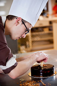 巧克力俯视面包师在厨房装饰蛋糕背景