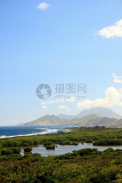 加勒比海圣基茨岛海岸和远处山脉的俯视图图片