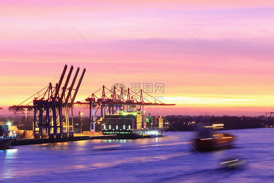 城市港口船舶的时移图图片