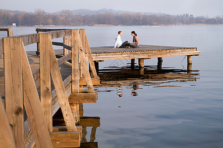 两人在码头上谈俯瞰湖图片