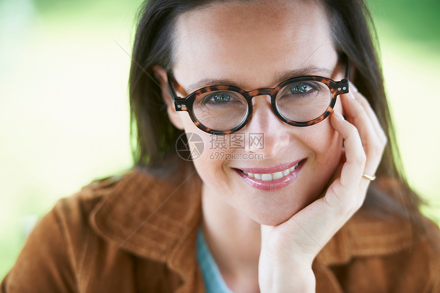 带着眼镜微笑的女人图片