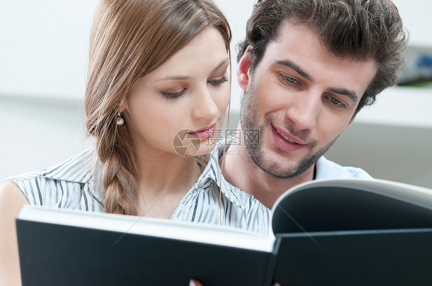 年轻夫妇一起读书图片