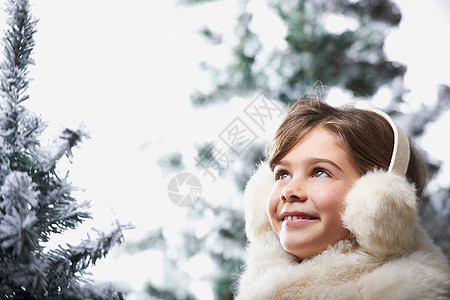 站在雪树旁的女孩图片