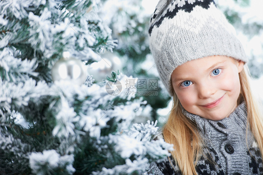 站在圣诞树旁的女孩图片