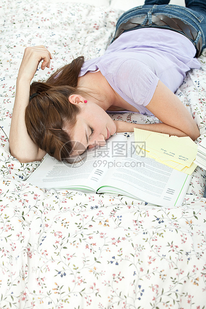 学生翻书睡着了图片