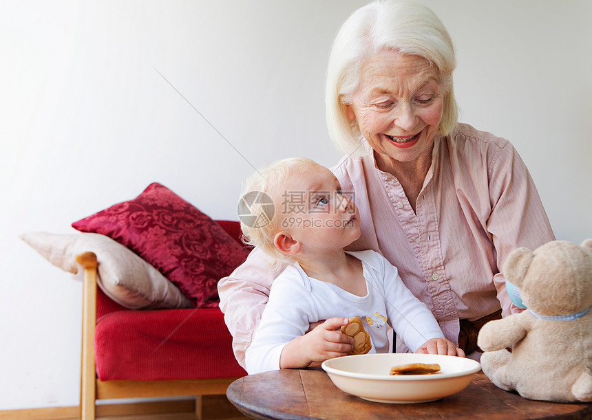 一个祖母和她的孙子说话图片