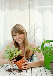 年轻女子和露台上的植物图片