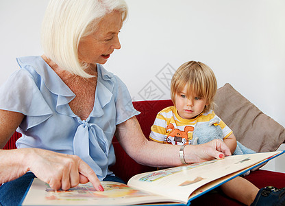 奶奶给孙子看书背景图片