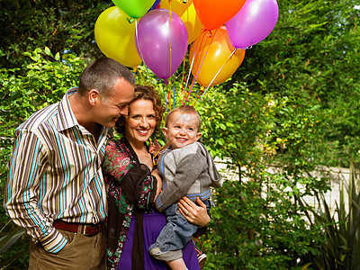 带气球的母亲父亲和婴儿图片