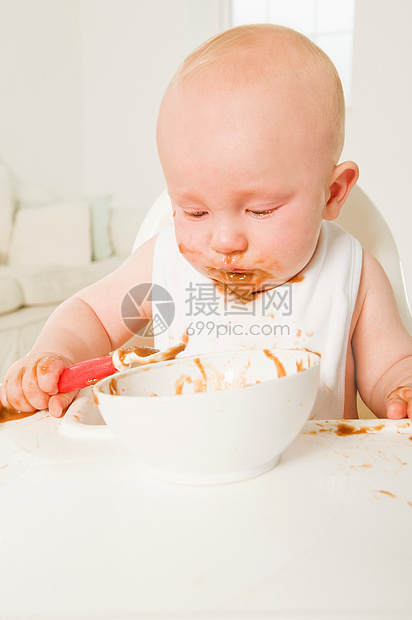 婴儿吃东西的照片图片