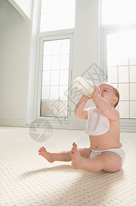 婴儿喝牛奶喝牛奶的婴儿背景