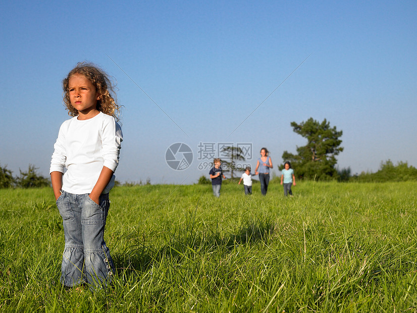 ‘~一群孩子在田里跑步  ~’ 的图片