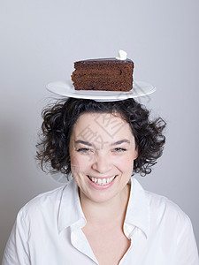 头上顶着一盘蛋糕的女人图片