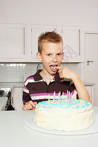 男孩舔蛋糕奶油图片
