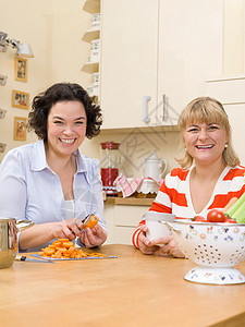 两个女人做饭图片
