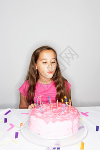 女孩吹蛋糕蜡烛图片
