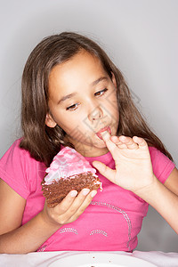 吃蛋糕的女孩背景图片