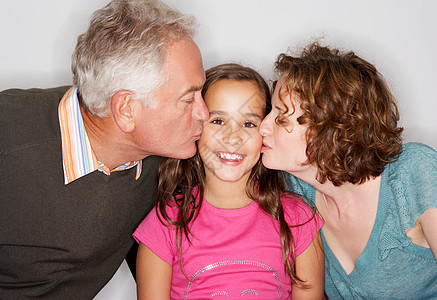 爷爷和妈妈亲吻女孩的脸颊图片
