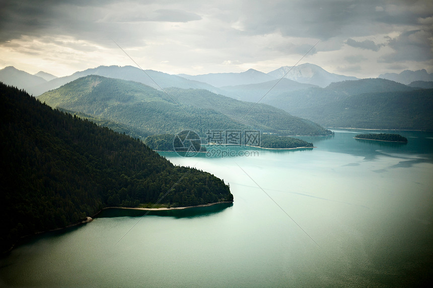 高山静湖鸟瞰图图片