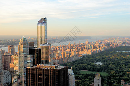 美国纽约曼哈顿天际线和中央公园景观背景图片