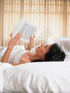 女人在床上看书背景图片