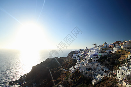 海外投资希腊塞克拉德斯群岛圣托里尼，黄昏时分的OIA镇背景