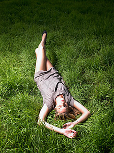 在绿野中放松的女人图片