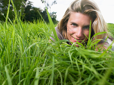 躺在绿野中的女人图片