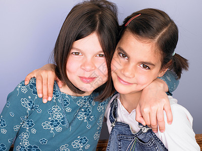 两个女孩微笑的肖像图片
