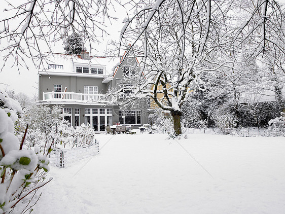 雪下的房子图片
