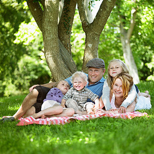 家人一起野餐图片