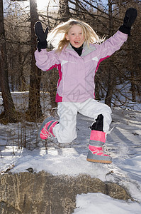 穿滑雪服的女孩跳图片