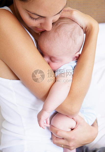 母亲抱着婴儿图片