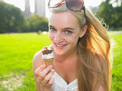 在公园吃冰淇淋的女人图片