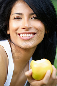 女人笑着吃苹果图片