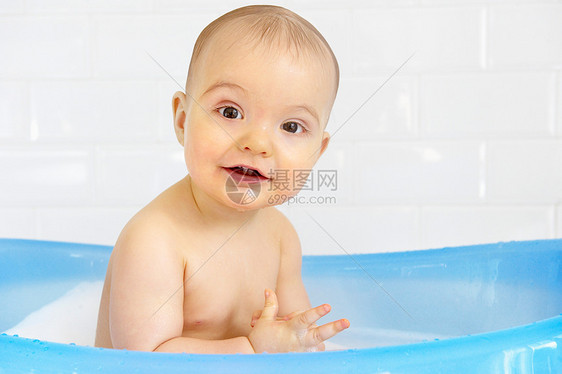 洗澡的男婴图片